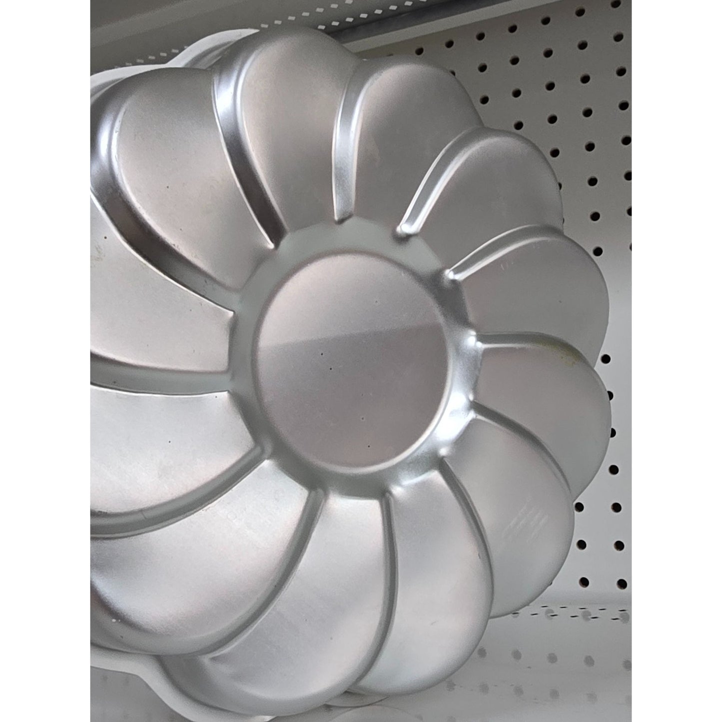 Wilton Viennese Swirl Mold 10.5" Aluminum Elegant Design For Cakes Desserts & Salads Durable Construction Dishwasher Safe