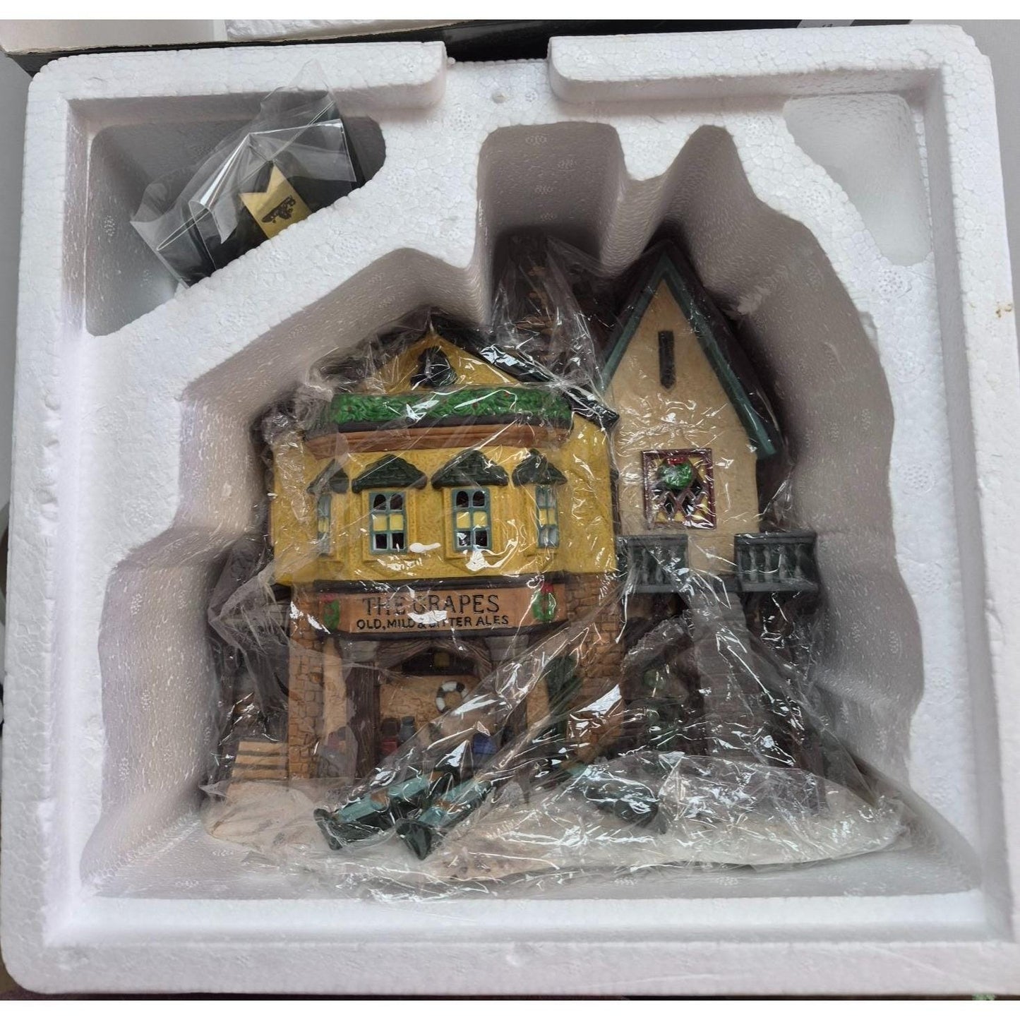 Department 56 Dickens Village Series "The Grapes Inn" 5th Edition 1996