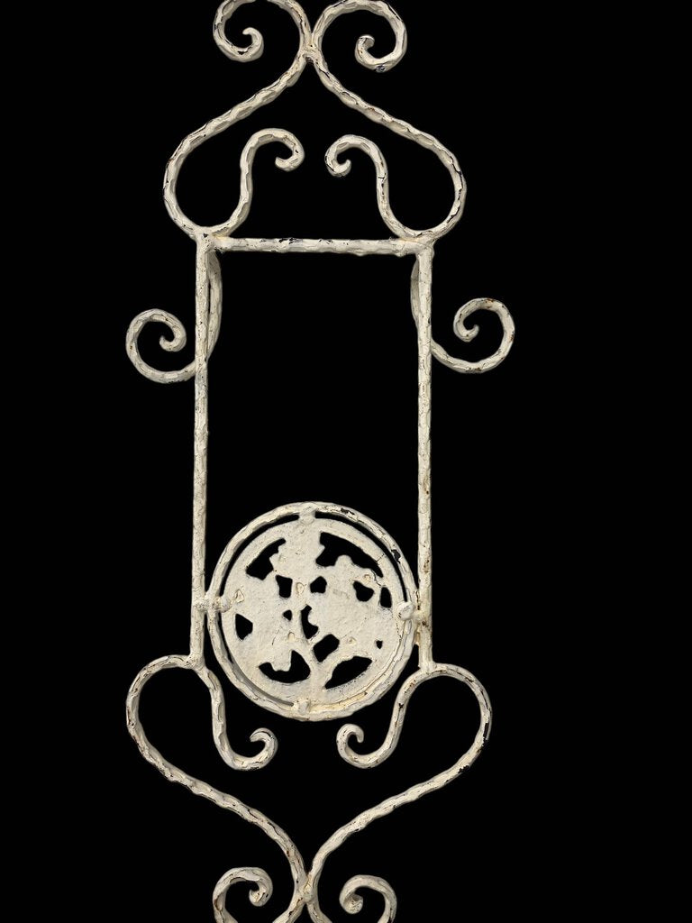 Hand Formed Heavy Wire Single Plate Display Rack Wall Mounted Grape Accent 22"