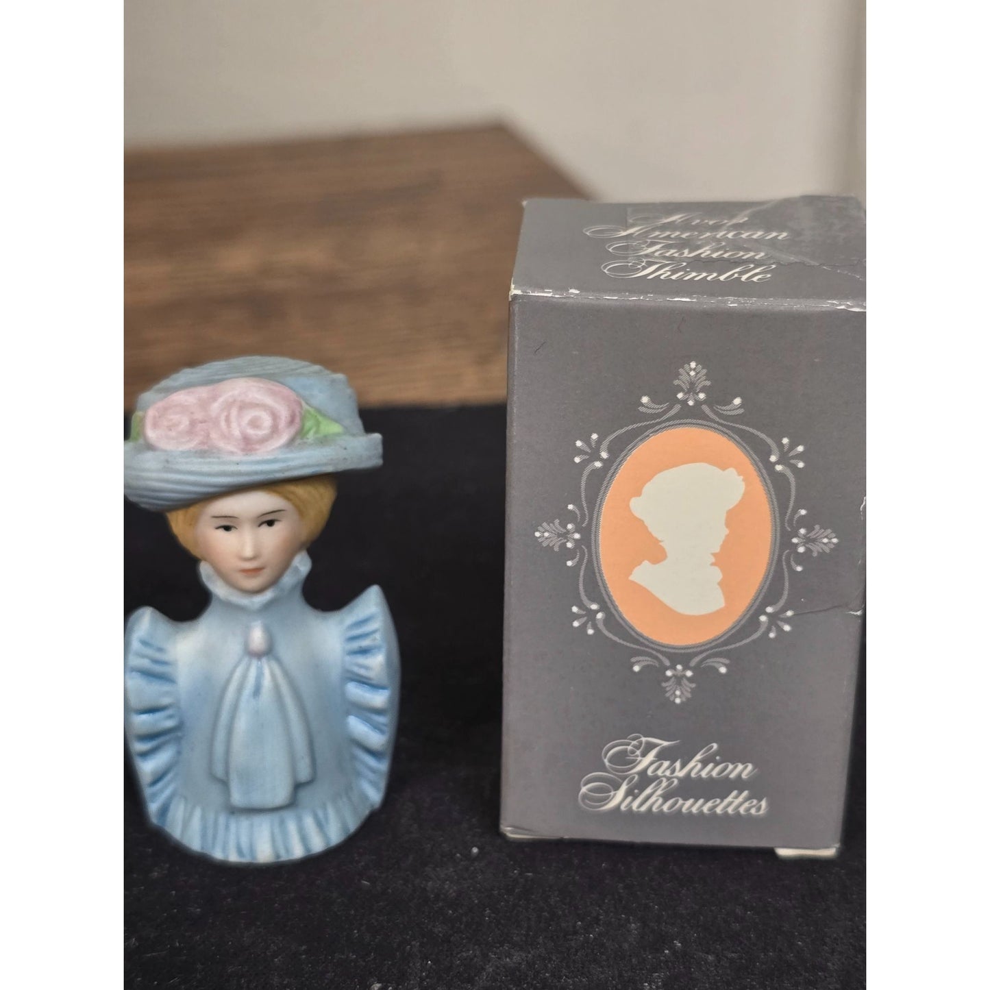 Avon 1982 American Fashion Silhouette Thimble Porcelain Figurine In Box
