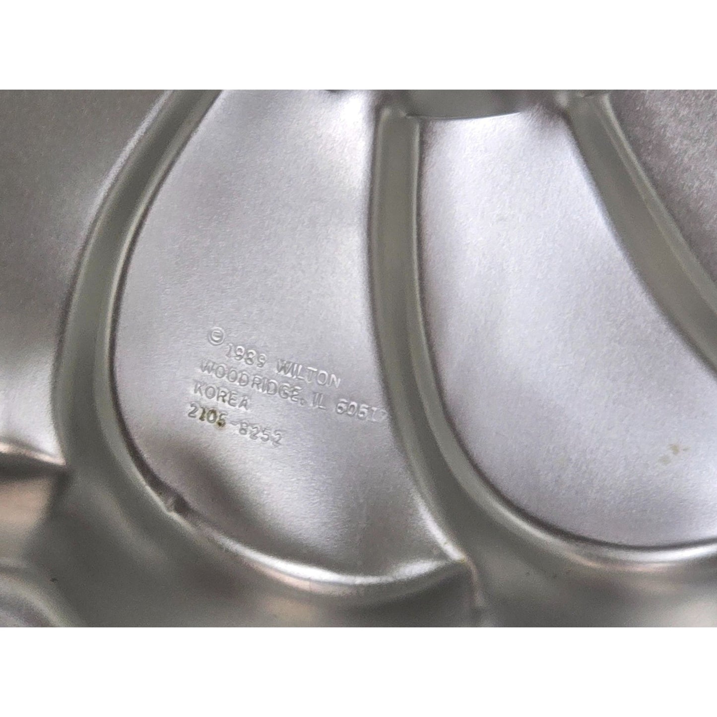 Wilton Viennese Swirl Mold 10.5" Aluminum Elegant Design For Cakes Desserts & Salads Durable Construction Dishwasher Safe