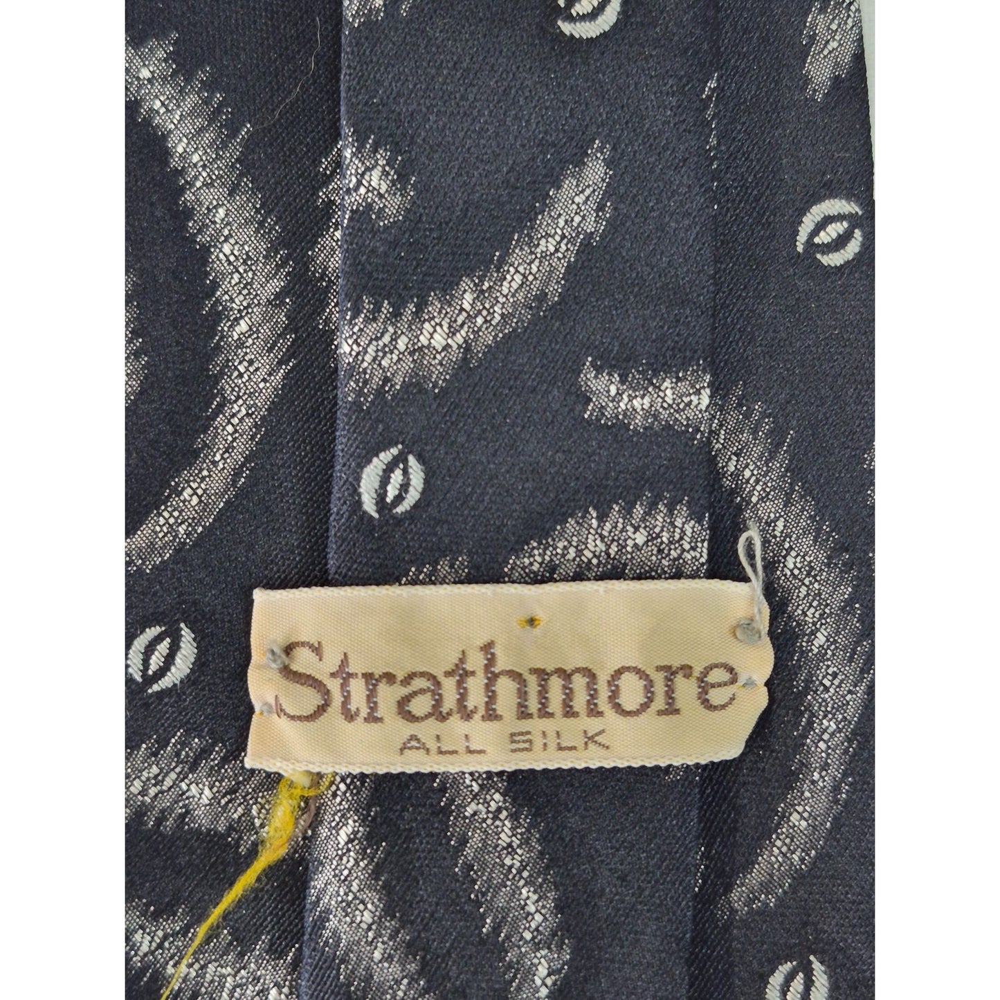 Strathmore All Silk Mens Tie With Abstract Pattern 58"