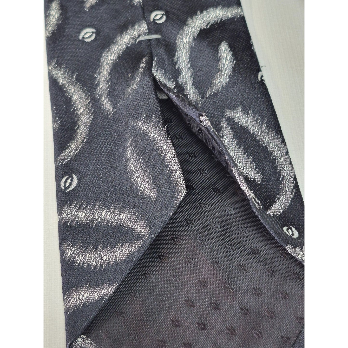 Strathmore All Silk Mens Tie With Abstract Pattern 58"