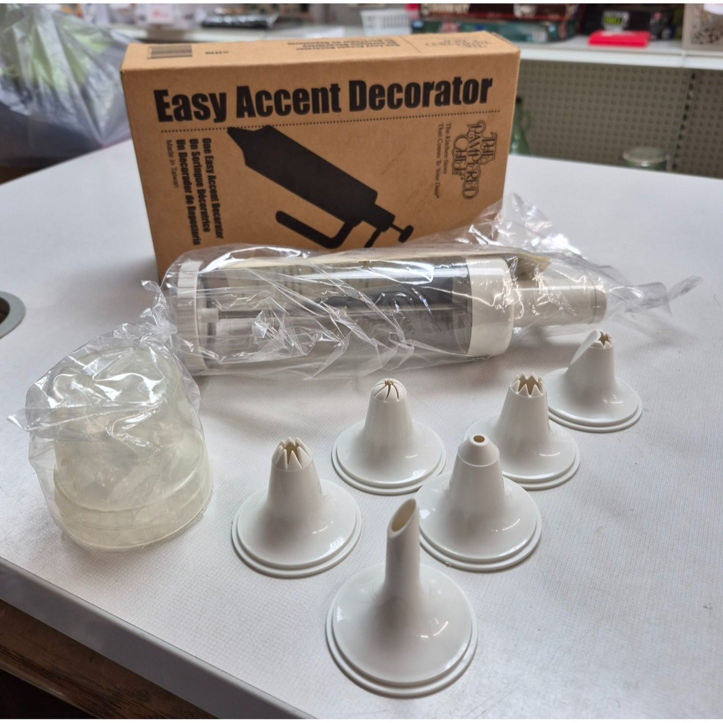 The Pampered Chef Easy Accent Decorator 1775 With 6 Tips