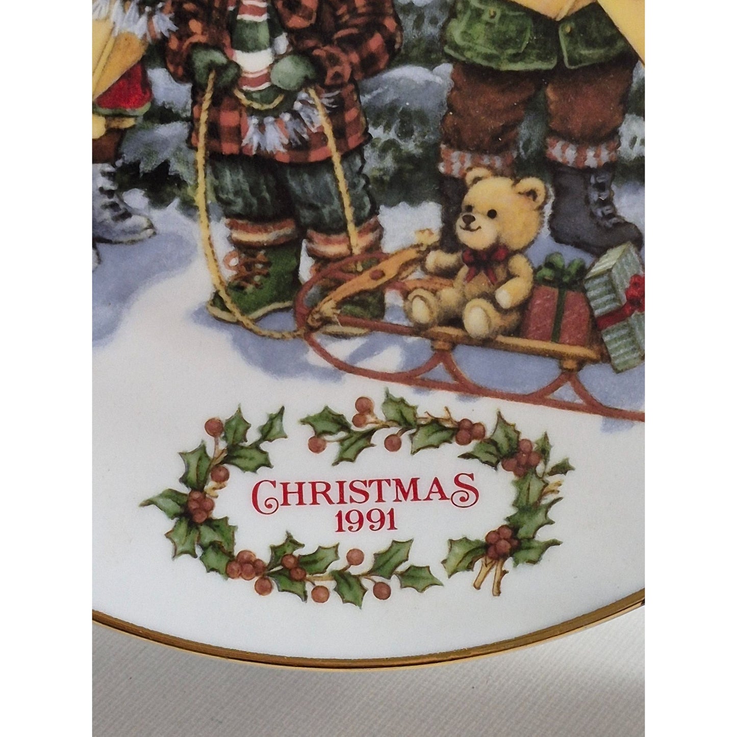 Avon "Perfect Harmony" 1991 Christmas Plate Porcelain & 22K Gold Trim Decorative Holiday Collectible