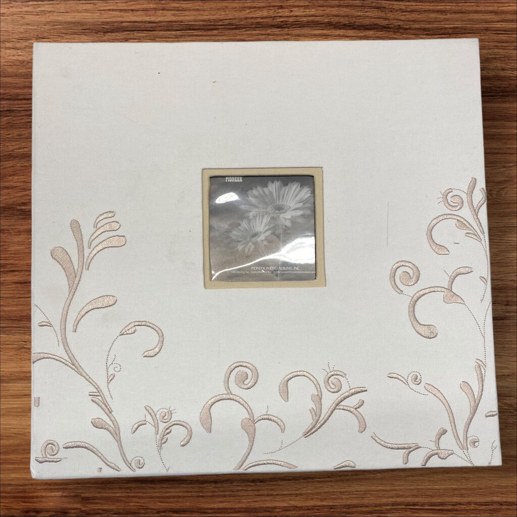 Pioneer Scrapbook Post Style Covers Expansion Pins 12 x 12 White Floral