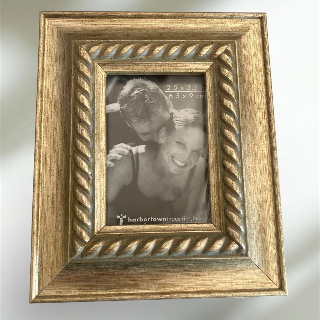 Elegant 2.5x3.5 Vertical Photo Frame