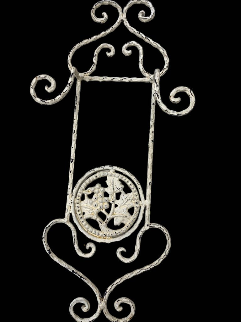 Hand Formed Heavy Wire Single Plate Display Rack Wall Mounted Grape Accent 22"