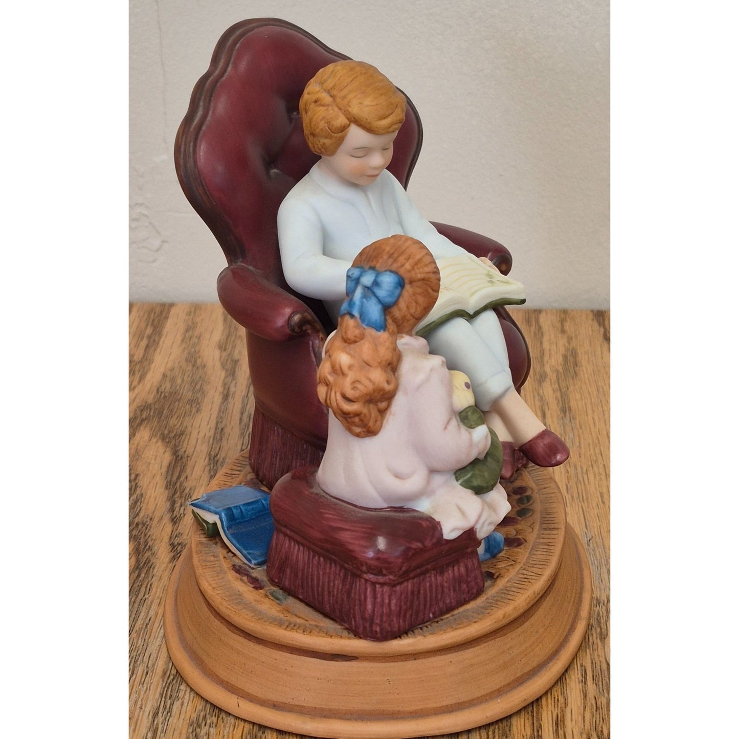 1983 Christmas Memories Plate & Figurine Set = CHIP