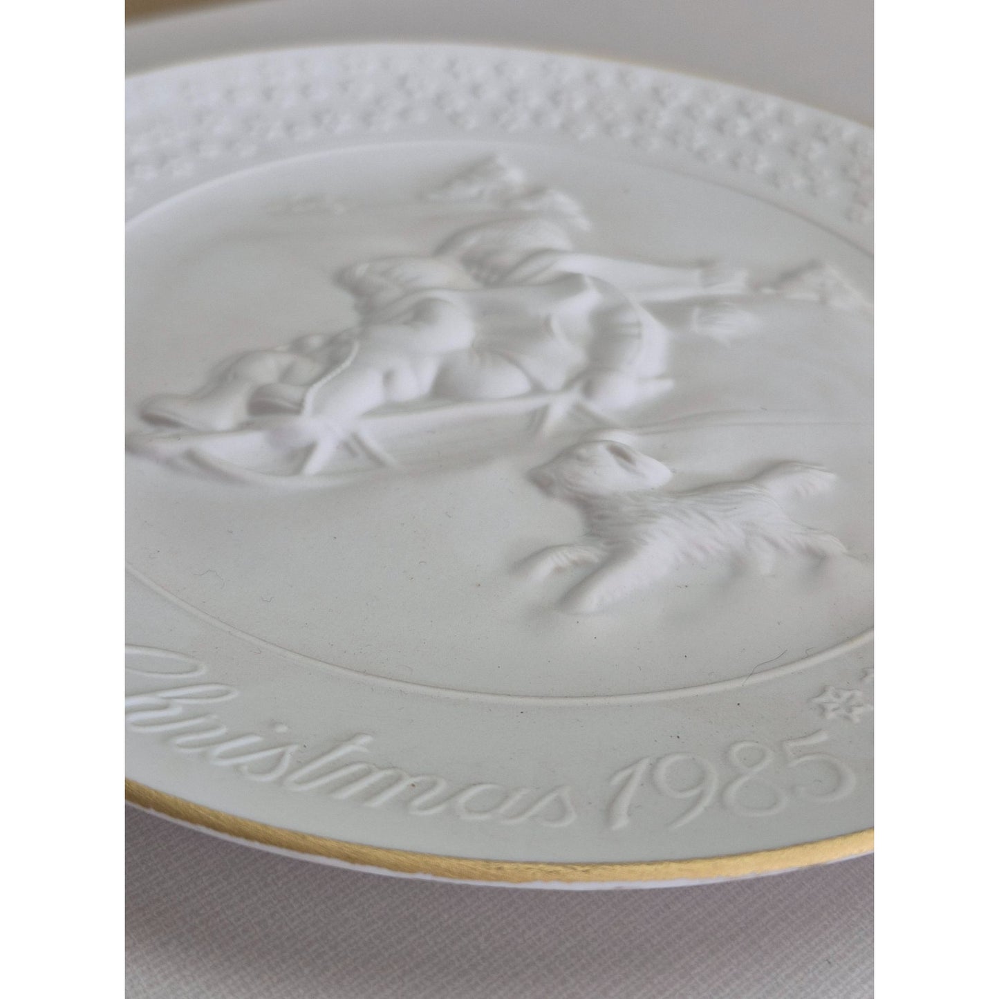 Avon A Childs Christmas 1985 Porcelain Plate Trimmed In 24K Gold Collectible Decor