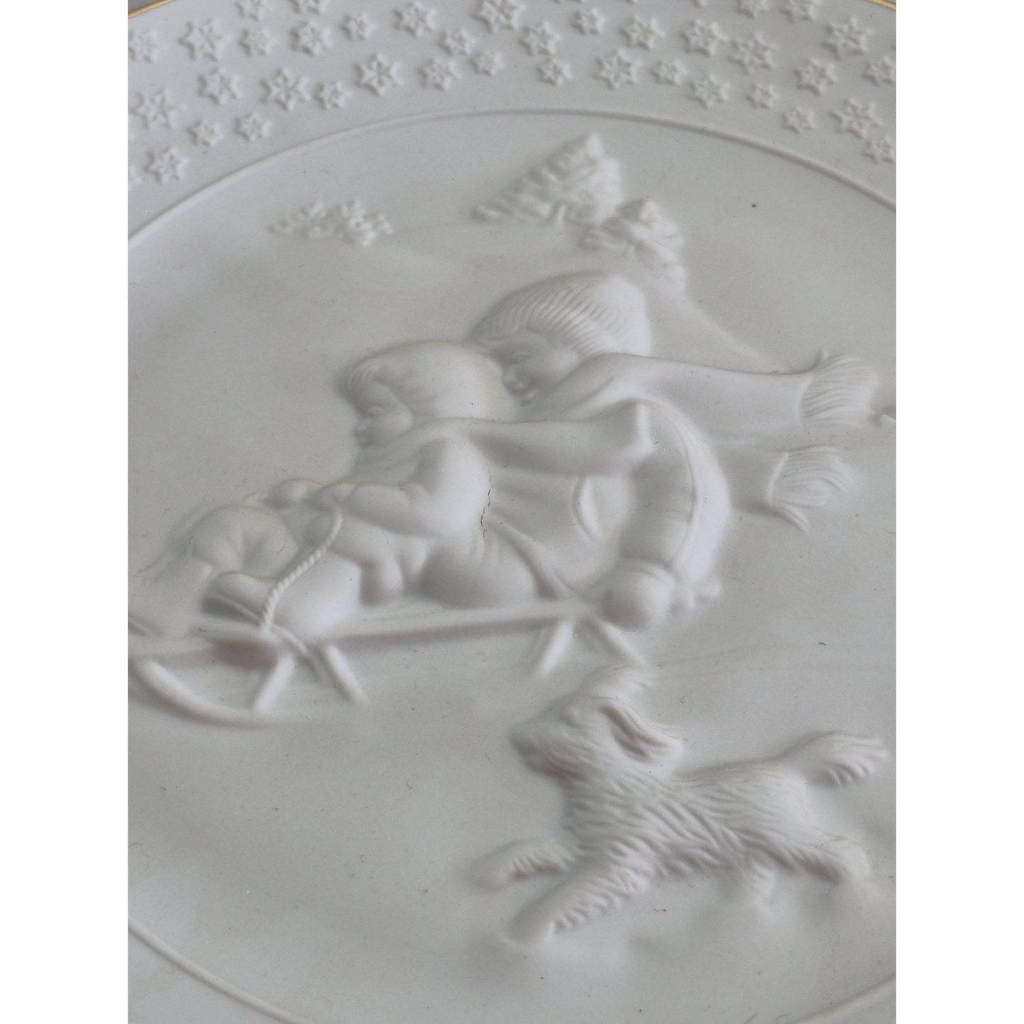 Avon A Childs Christmas 1985 Porcelain Plate Trimmed In 24K Gold Collectible Decor