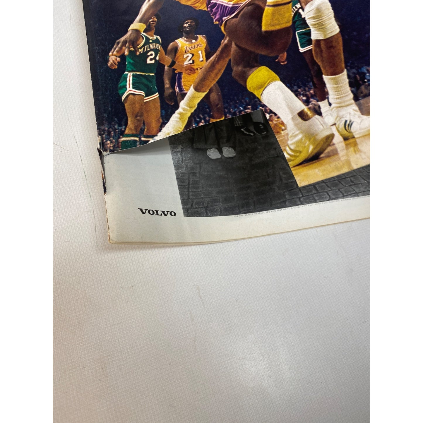 Vintage Sports Illustrated Magazine April 24 1972 Los Angeles Scrambles Back Basketball Cover Collectible