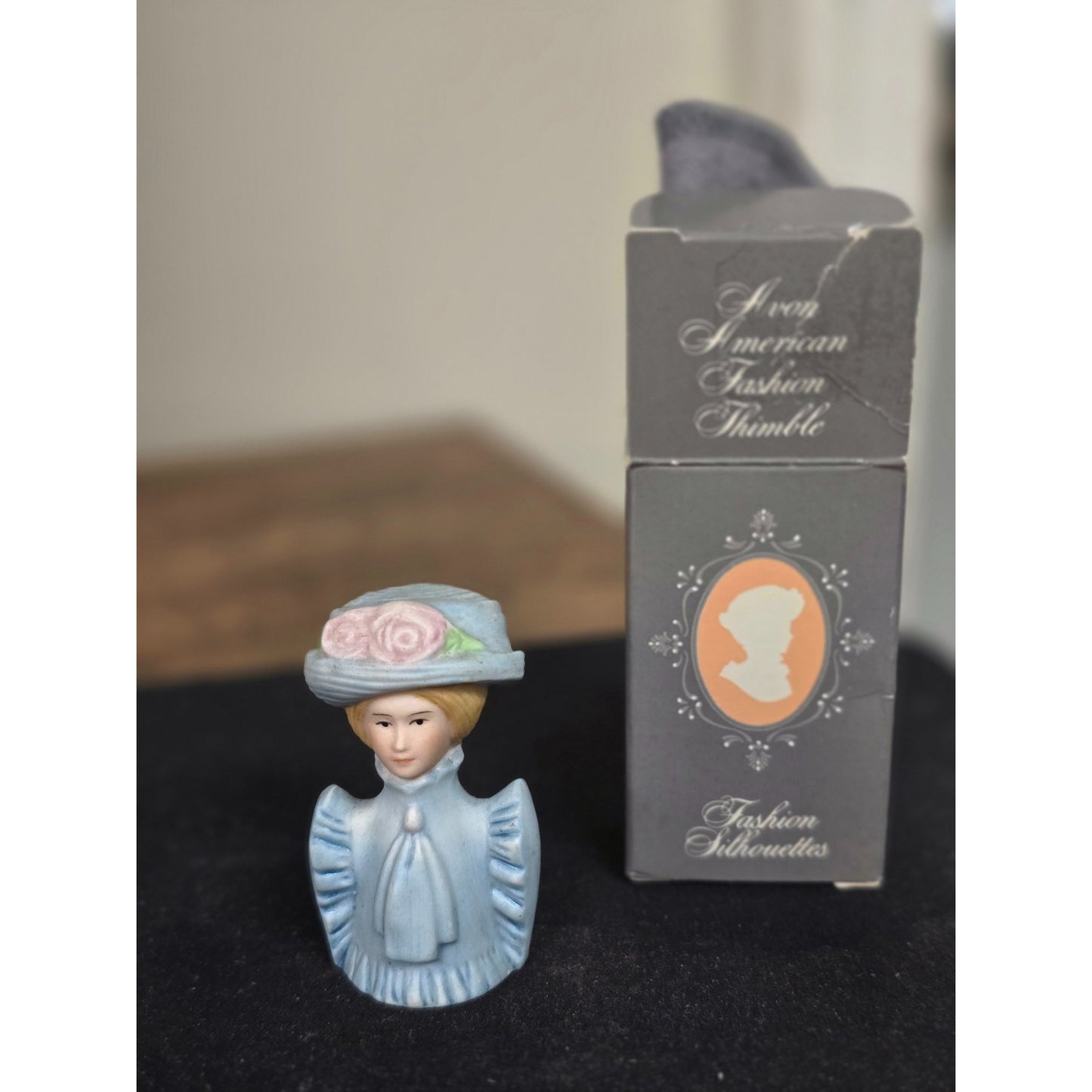 Avon 1982 American Fashion Silhouette Thimble Porcelain Figurine In Box
