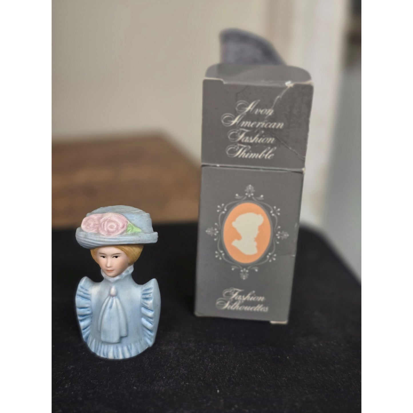 Avon 1982 American Fashion Silhouette Thimble Porcelain Figurine In Box