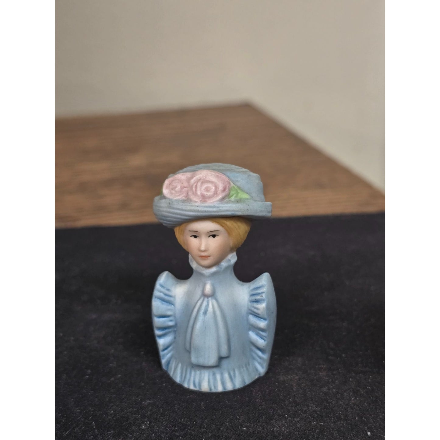 Avon 1982 American Fashion Silhouette Thimble Porcelain Figurine In Box