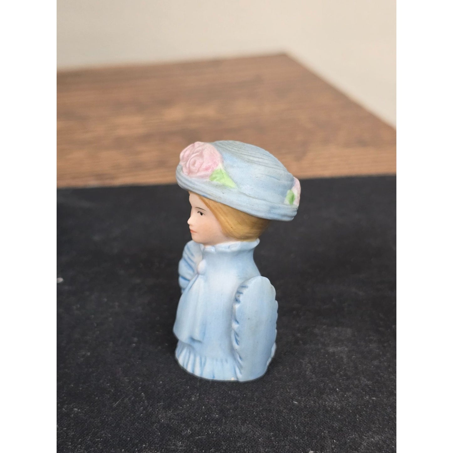 Avon 1982 American Fashion Silhouette Thimble Porcelain Figurine In Box