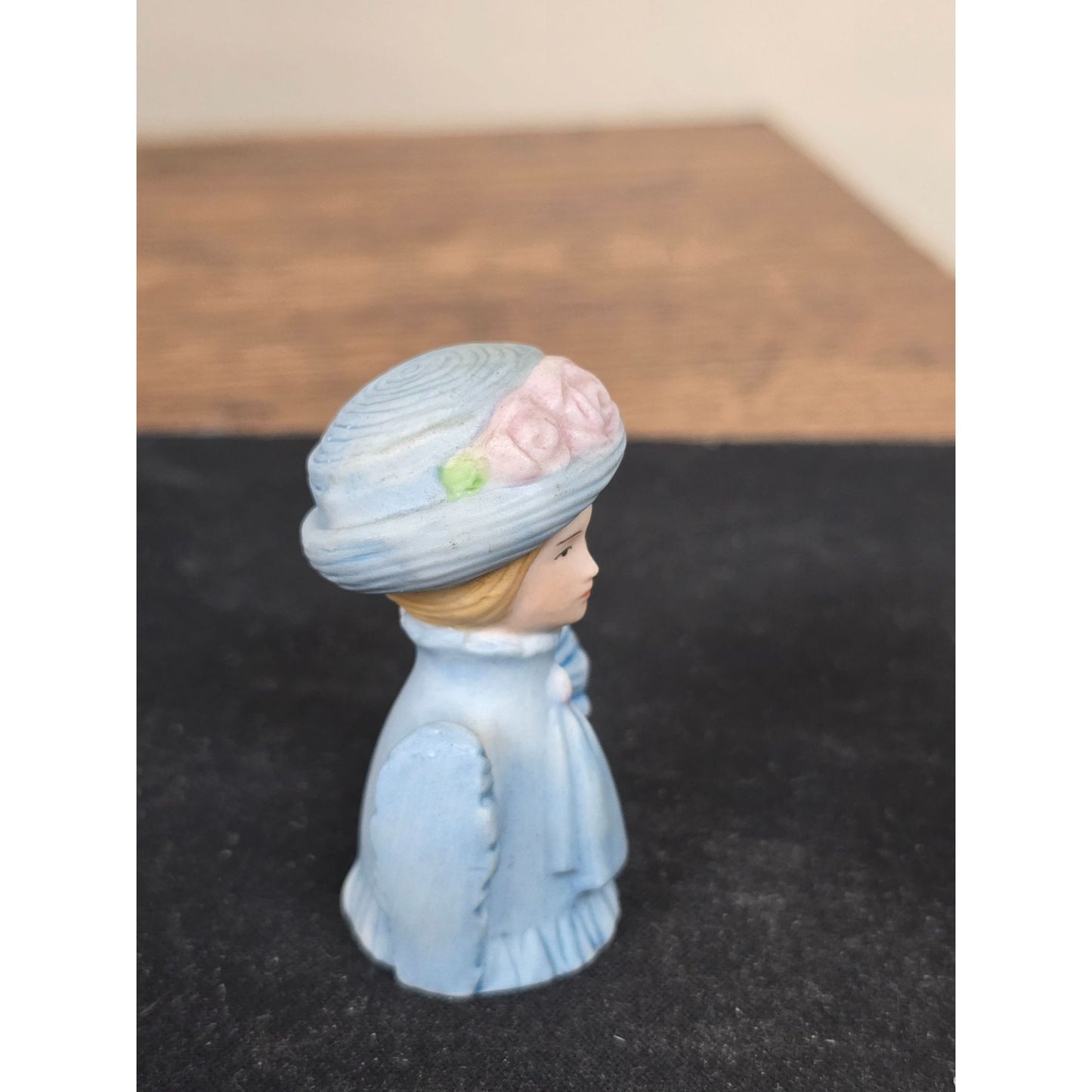 Avon 1982 American Fashion Silhouette Thimble Porcelain Figurine In Box