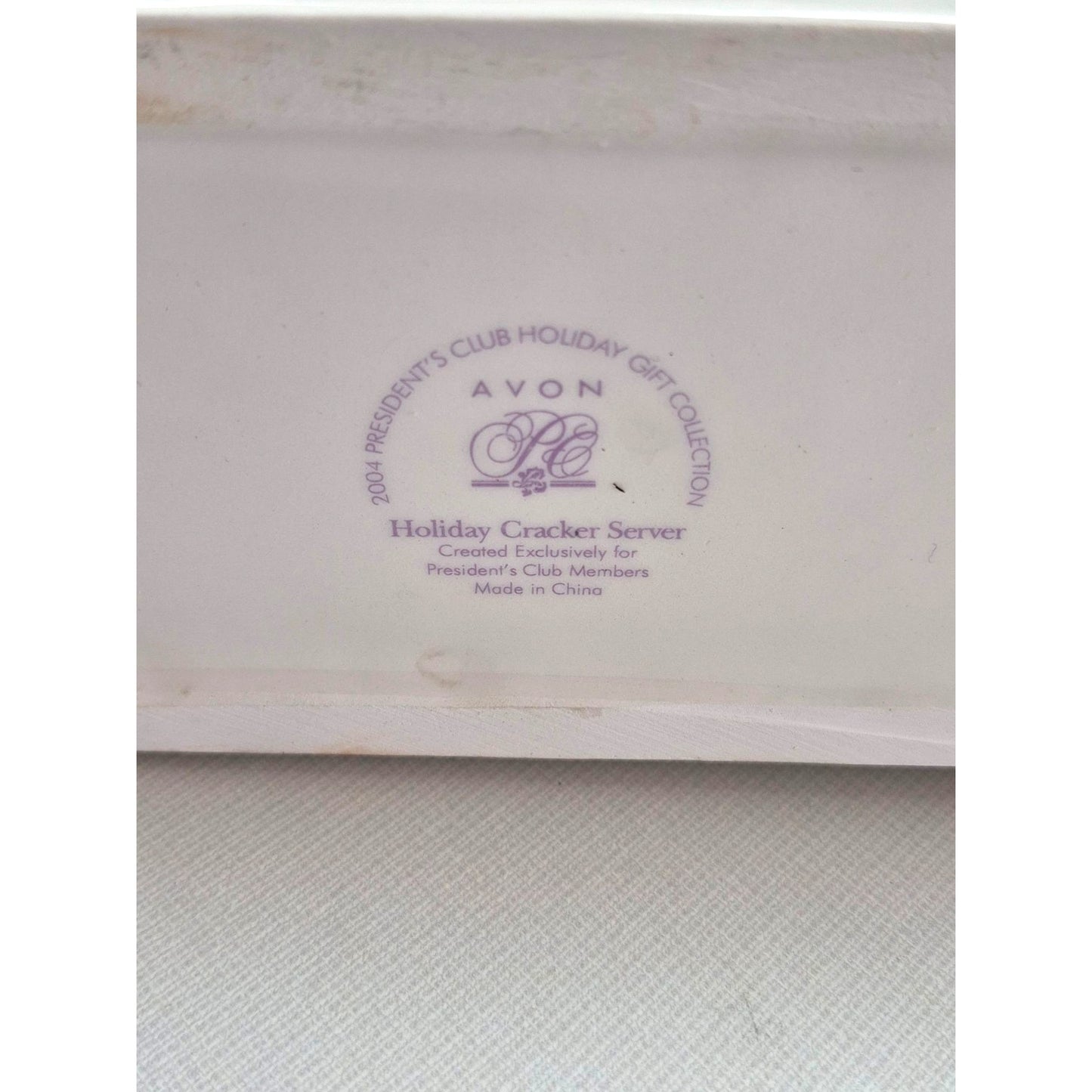 Avon 2004 Holiday Cracker Server Gift Collection Ceramic Centerpiece With Presents Design