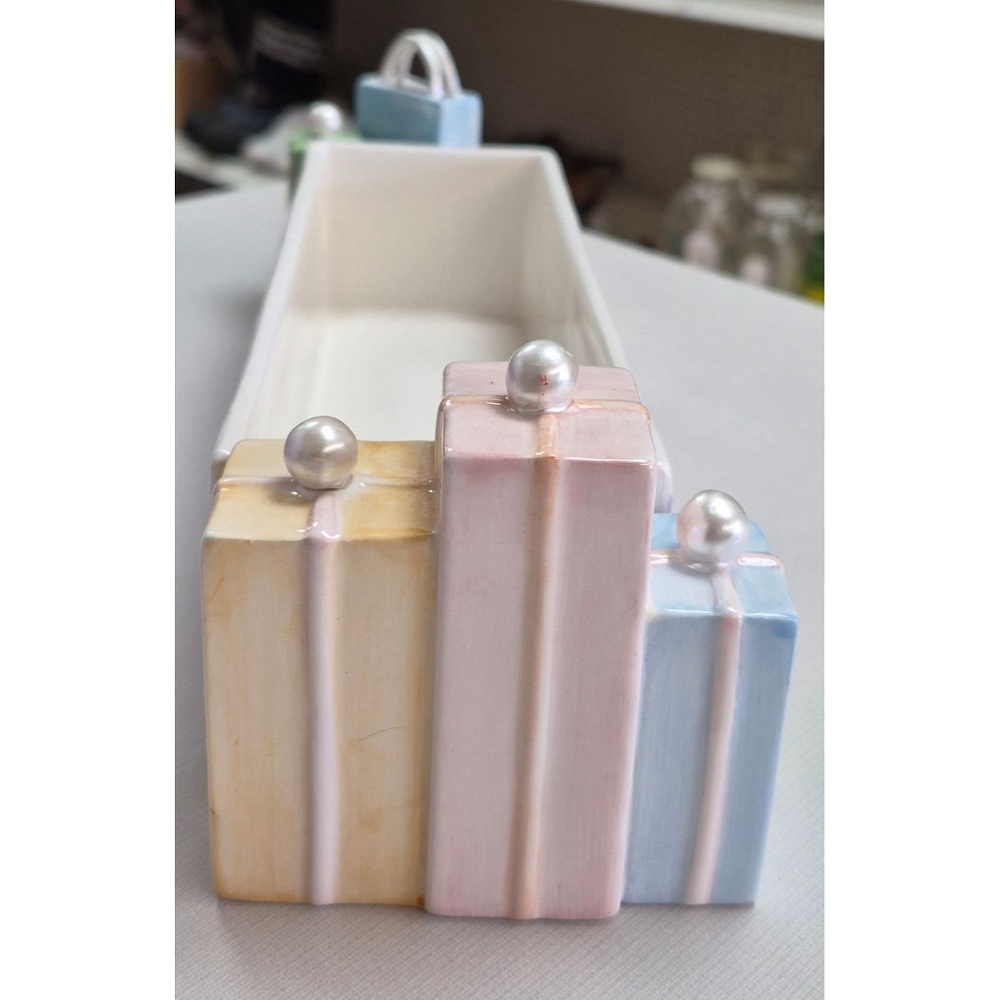 Avon 2004 Holiday Cracker Server Gift Collection Ceramic Centerpiece With Presents Design