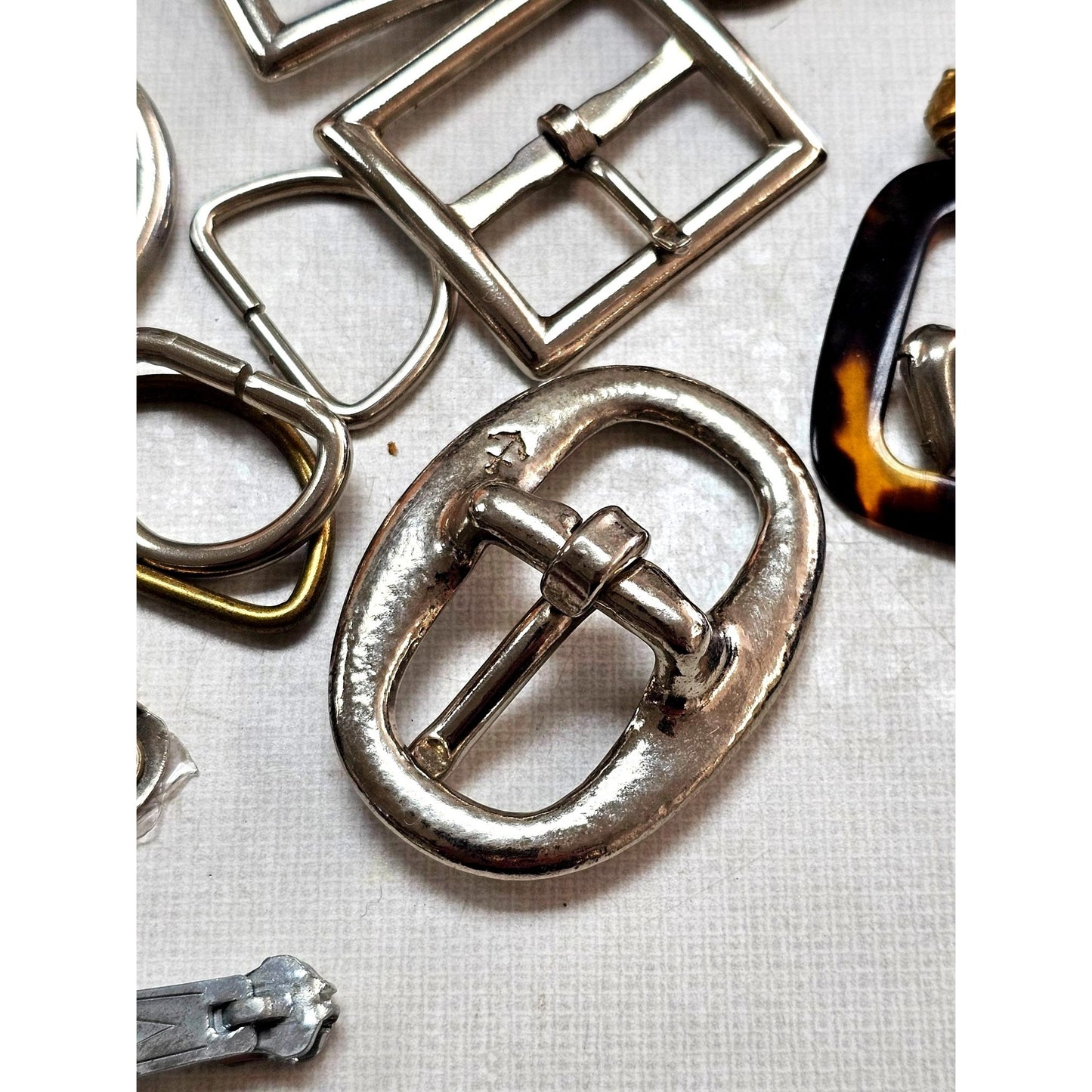 Buckles Zippers & Hardware