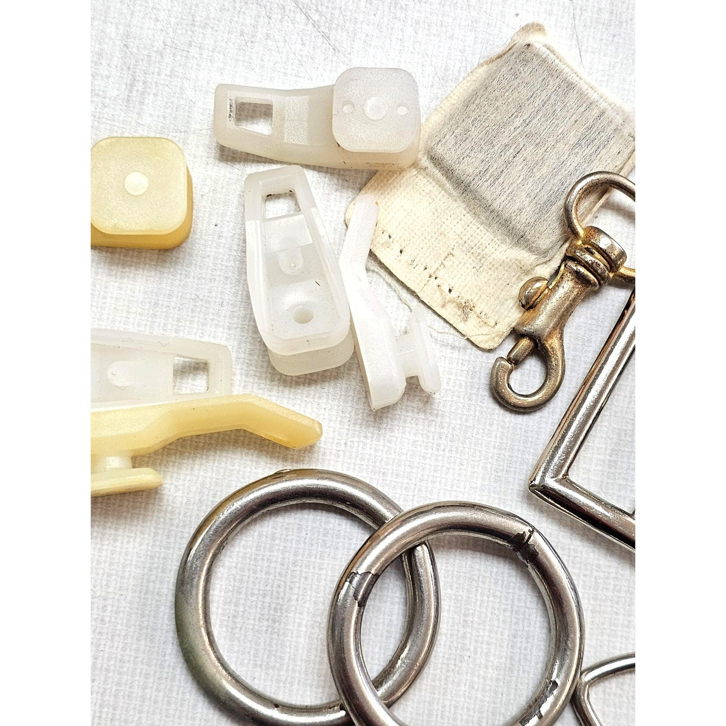 Buckles Zippers & Hardware