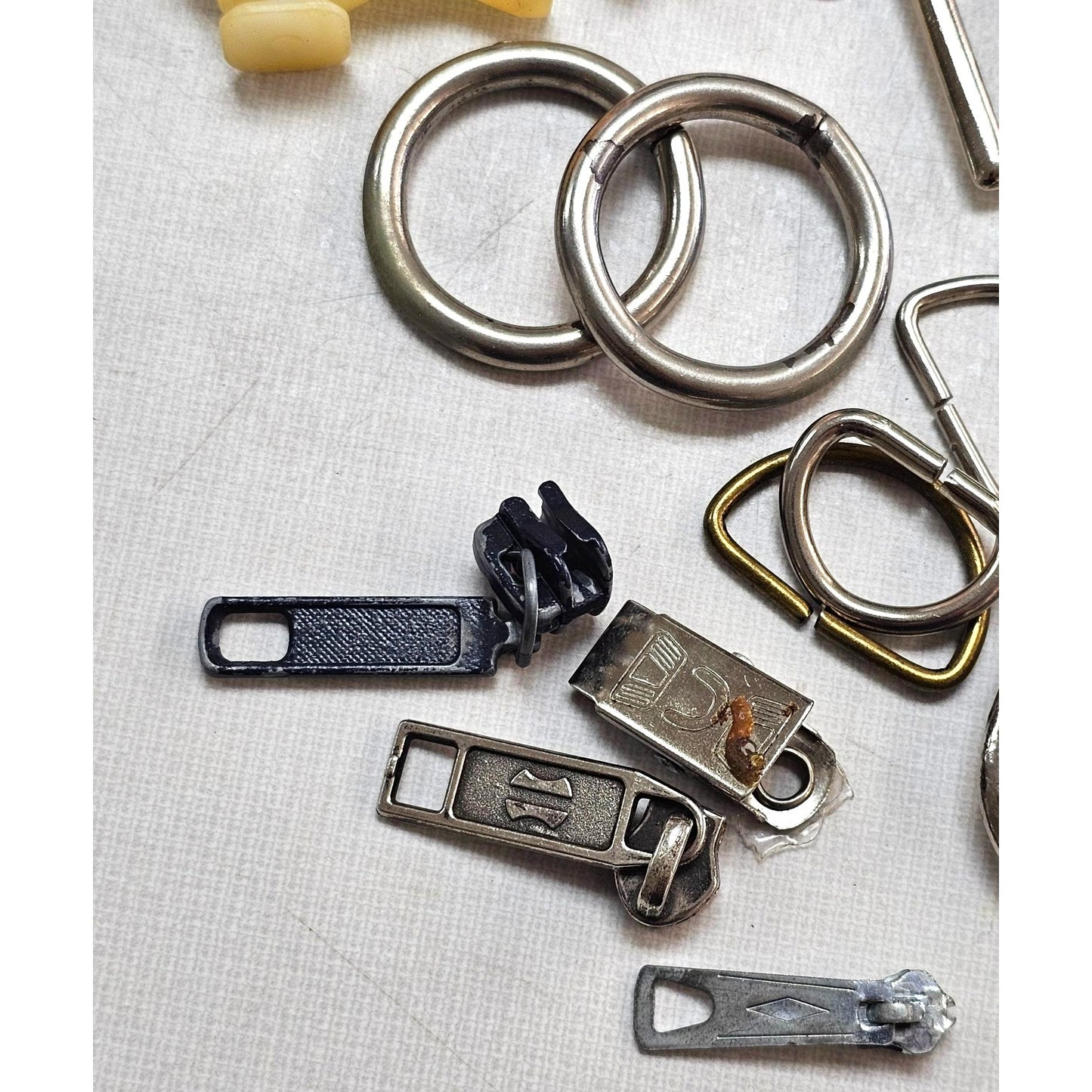 Buckles Zippers & Hardware