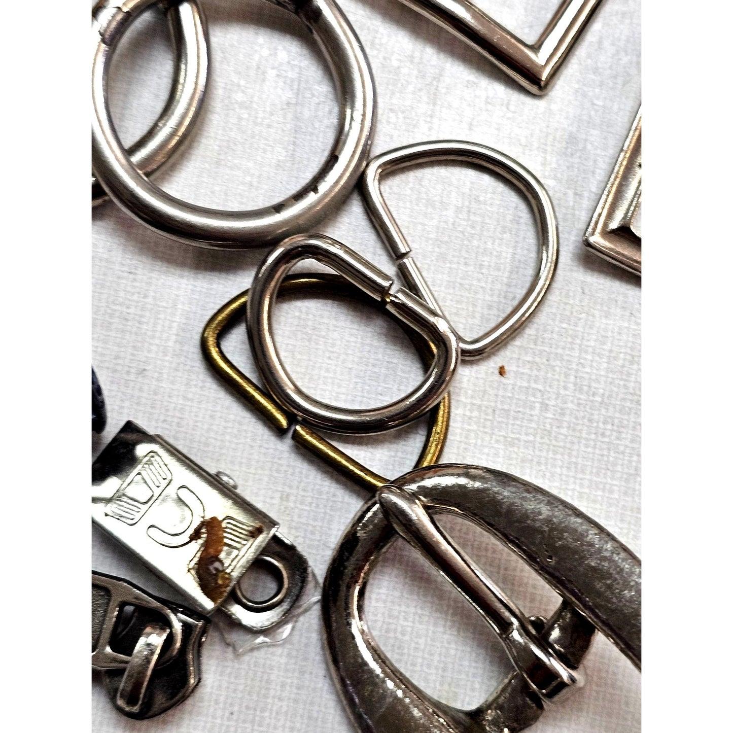 Buckles Zippers & Hardware