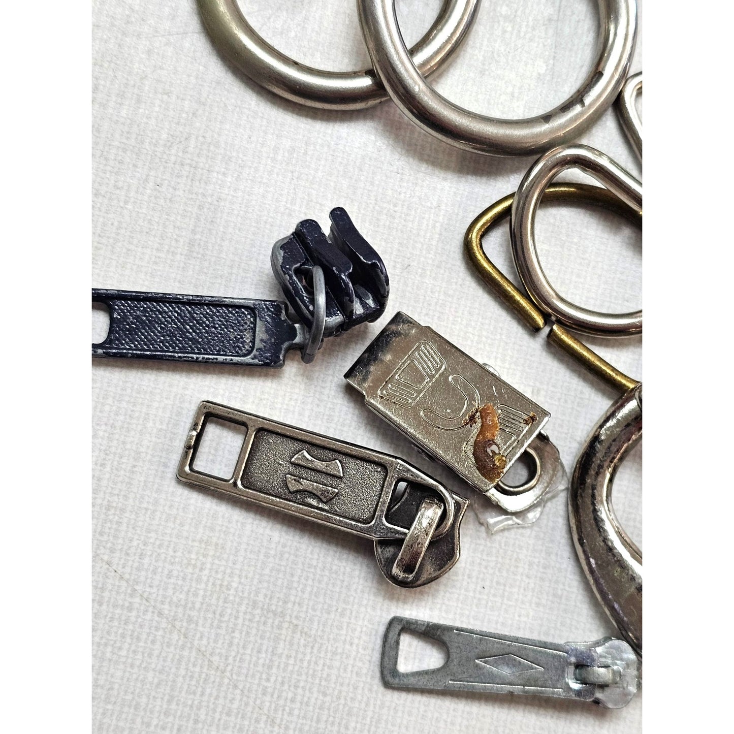 Buckles Zippers & Hardware