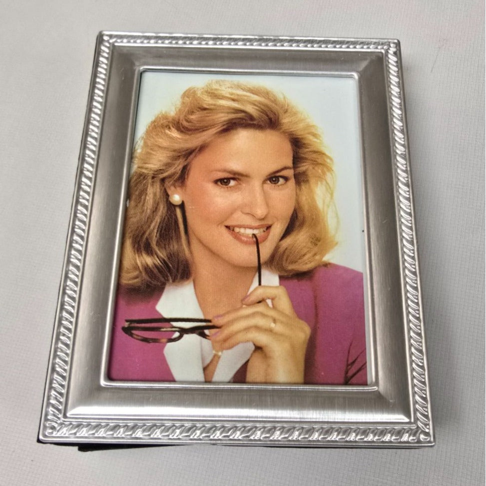 Silver Metal Photo Album With Velvet Backing & Plastic Sleeves For 4x6 Pictures