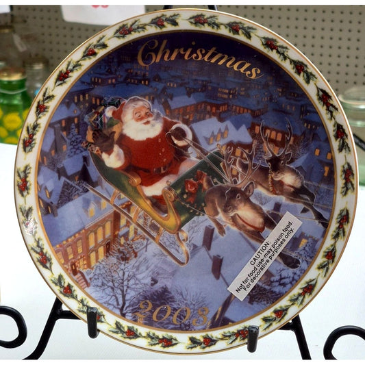 2003 Annual Collectible Christmas Plate By Tom Newsom 22K Gold Trim Coming To Town