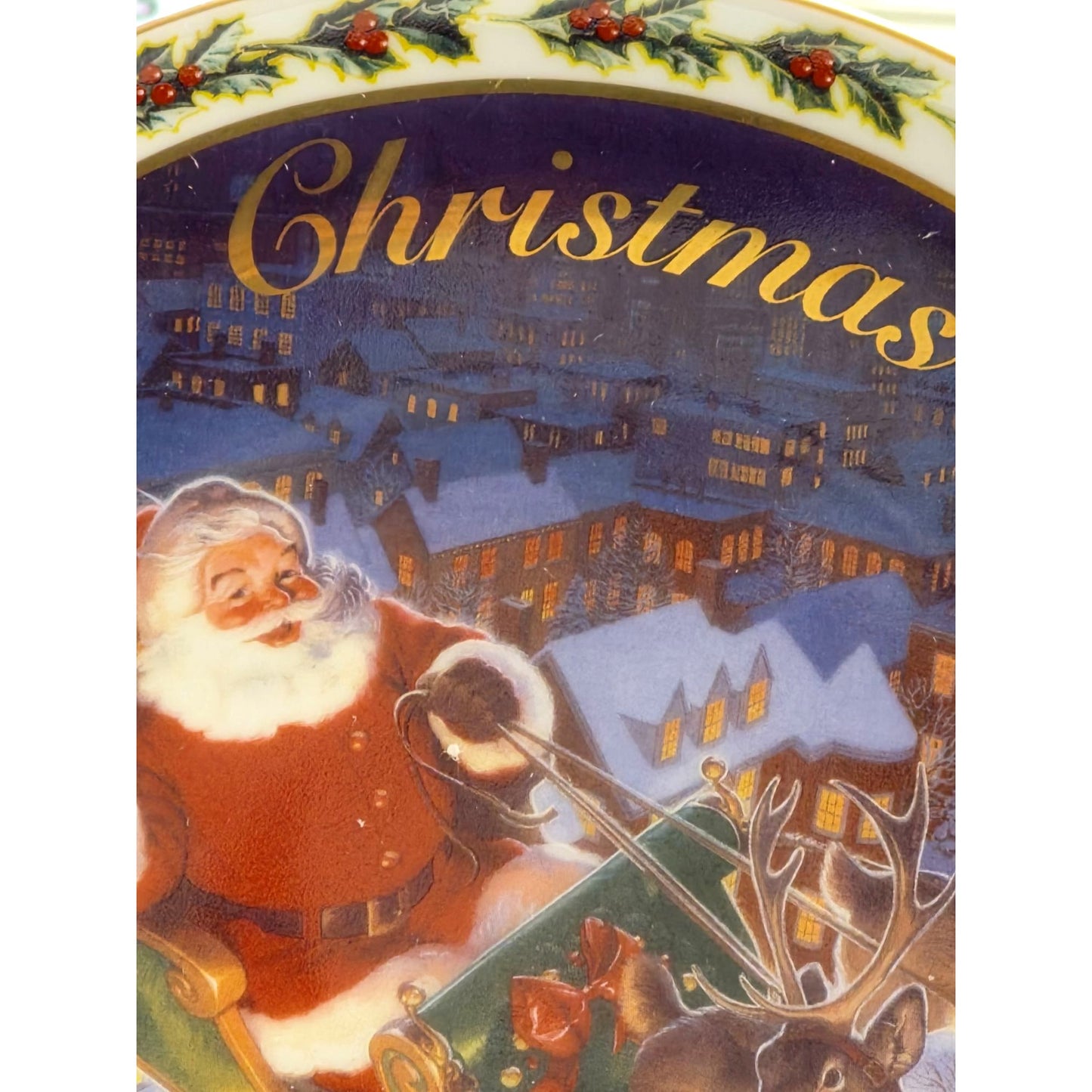 2003 Annual Collectible Christmas Plate By Tom Newsom 22K Gold Trim Coming To Town