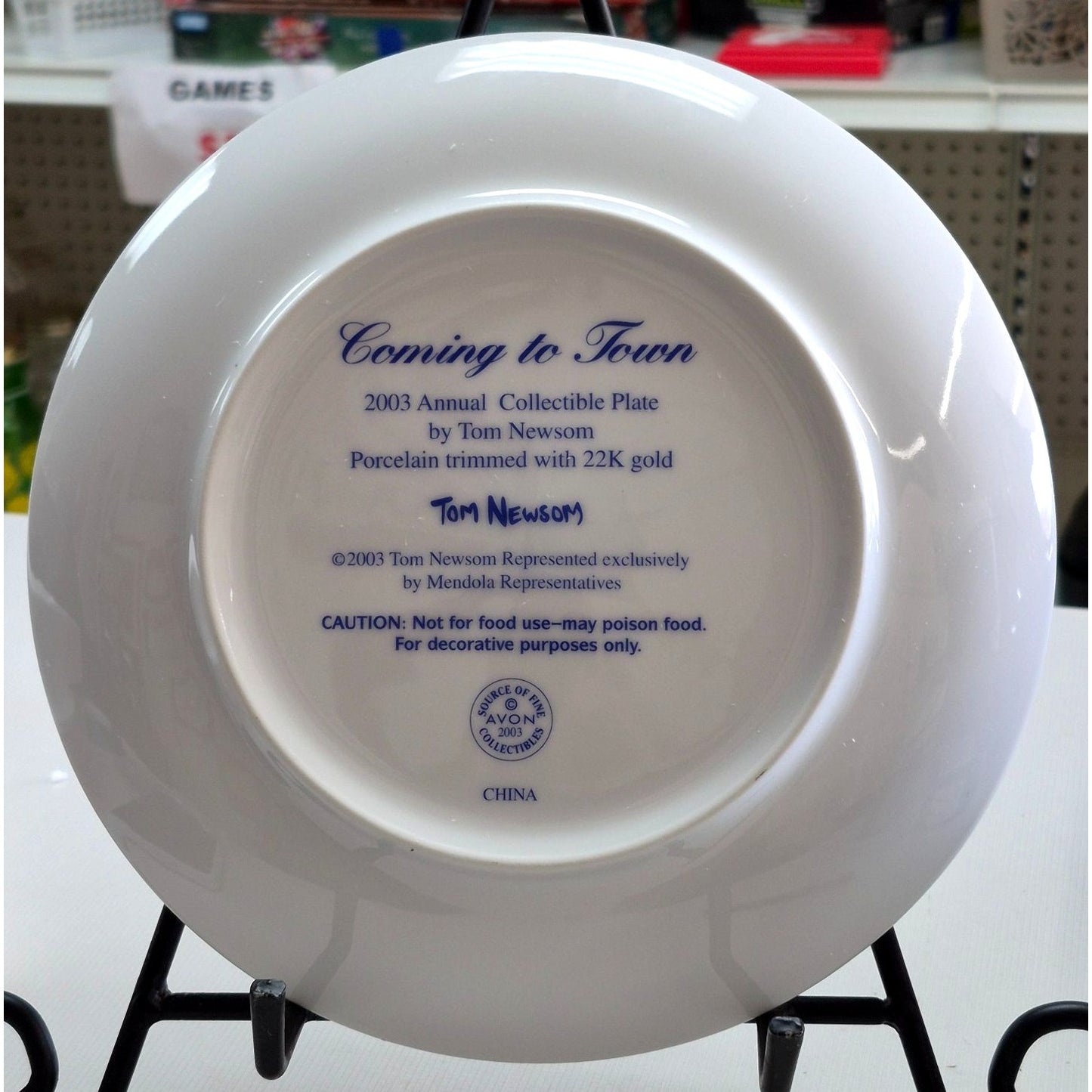 2003 Annual Collectible Christmas Plate By Tom Newsom 22K Gold Trim Coming To Town