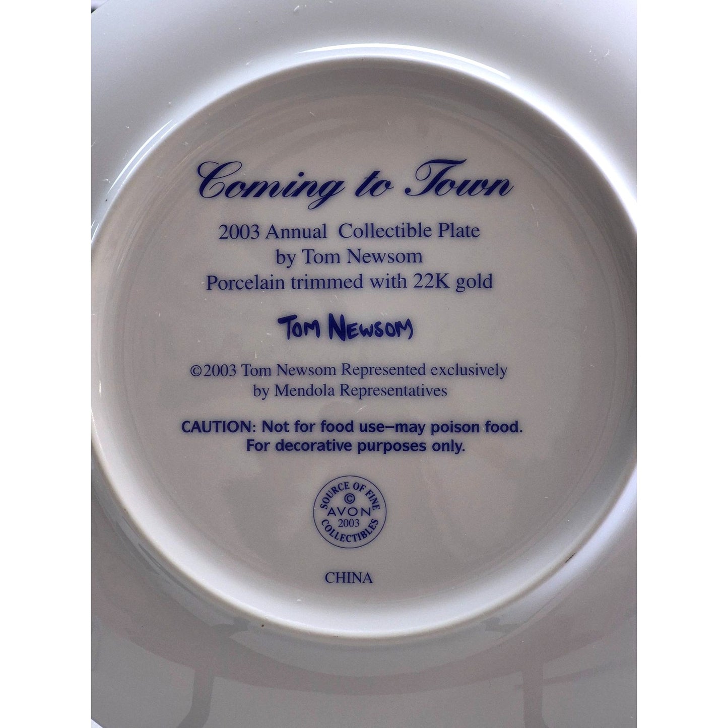 2003 Annual Collectible Christmas Plate By Tom Newsom 22K Gold Trim Coming To Town