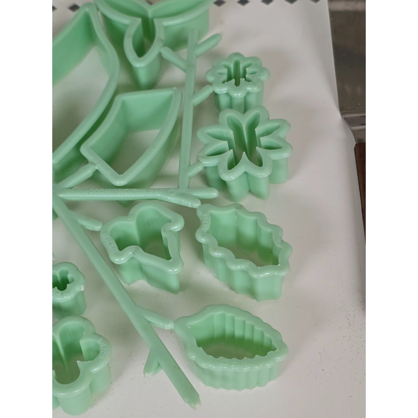 Wilton Gum Paste Flower Kit W/ Cutters Tools & How-To Book For Cake Decorating Bouquets & Centerpieces